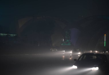 NOIDA İNDİYA 14 HAZİRAN 2024 Cumartesi gecesi banliyö sakinleri şiddetli soğuk ve yoğun sisli bir sabah sisi ile yüzleşmek zorunda kaldılar. Delhi NCR 'nin soğuk hava dalgası civalı dalgıçları Kuzey Hindistan' da Sunil Ghosh Hindustan Times tarafından çekilmiştir. 