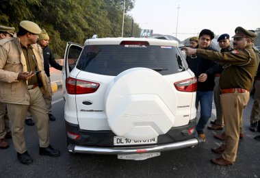 NOIDA İNDIA JANUARY 14. 2024 Noida Polisi, Ram Mandir 'in kuruluşuyla ilgili Noida Chilla sınırını kontrol ediyor ve 26 Ocak Polis kaynakları, Ram Mandir' in göreve başlama töreni öncesinde 10000 Uttar Pradesh Polisi personelinin