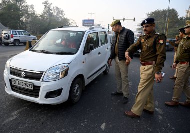 NOIDA İNDIA JANUARY 14. 2024 Noida Polisi, Ram Mandir 'in kuruluşuyla ilgili Noida Chilla sınırını kontrol ediyor ve 26 Ocak Polis kaynakları, Ram Mandir' in göreve başlama töreni öncesinde 10000 Uttar Pradesh Polisi personelinin