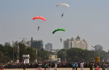 MUMBAI INDIA JANUARY 14. 2024 Hint Hava Kuvvetleri, Hint Hava Kuvvetleri ve yerel topluluk arasında daha derin bir bağlantı kurma ve farkındalık yaratma amaçlı bir uçuş gösterisi düzenledi. Fotoğraf: Bhushan Koyande Hindustan Times 