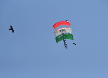 MUMBAI INDIA JANUARY 14. 2024 Hint Hava Kuvvetleri, Hint Hava Kuvvetleri ve yerel topluluk arasında daha derin bir bağlantı kurma ve farkındalık yaratma amaçlı bir uçuş gösterisi düzenledi. Fotoğraf: Bhushan Koyande Hindustan Times 