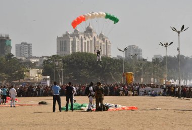 MUMBAI INDIA JANUARY 14. 2024 Hint Hava Kuvvetleri, Hint Hava Kuvvetleri ve yerel topluluk arasında daha derin bir bağlantı kurma ve farkındalık yaratma amaçlı bir uçuş gösterisi düzenledi. Fotoğraf: Bhushan Koyande Hindustan Times 
