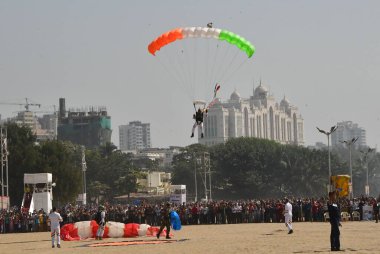 MUMBAI INDIA JANUARY 14. 2024 Hint Hava Kuvvetleri, Hint Hava Kuvvetleri ve yerel topluluk arasında daha derin bir bağlantı kurma ve farkındalık yaratma amaçlı bir uçuş gösterisi düzenledi. Fotoğraf: Bhushan Koyande Hindustan Times 