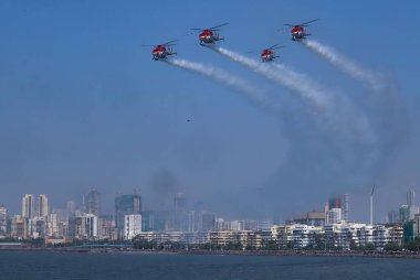 MUMBAI INDIA JANUARY 14. 2024 Hint Hava Kuvvetleri, Hint Hava Kuvvetleri ve yerel topluluk arasında daha derin bir bağlantı kurma ve farkındalık yaratma amaçlı bir uçuş gösterisi düzenledi. Fotoğraf: Bhushan Koyande Hindustan Times 