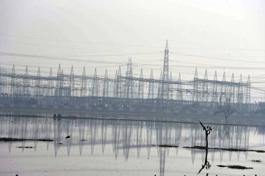 GURUGRAM INDIA 15 HAZİRAN 2024 Necafgarh drenajının kirli suları Woodshire yerleşim bölgesi 107 yakınlarındaki Dharampur köyündeki arazide doluyor; kentsel sel sel DTCP 'nin kentsel kalkınma planlarına doğal drenaj özelliklerini dahil etmesini önlemek için sis