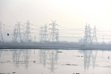 GURUGRAM INDIA 15 HAZİRAN 2024 Necafgarh drenajının kirli suları Woodshire yerleşim bölgesi 107 yakınlarındaki Dharampur köyündeki arazide doluyor; kentsel sel sel DTCP 'nin kentsel kalkınma planlarına doğal drenaj özelliklerini dahil etmesini önlemek için sis