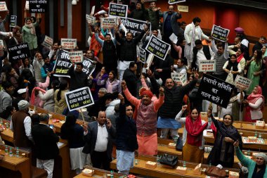 YENİ DELHI INDIA JANUARY 15 HAZİRAN BJP MCD Konsey Üyeleri Delhi AAP Hükümeti 'ni protesto ederken Sivil Merkez' deki özel MCD ev toplantısı sırasında MCD Meclisi 'nin özel bir oturumu kargaşaya tanık oldu.