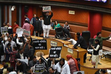 YENİ DELHI INDIA JANUARY 15 HAZİRAN BJP MCD Konsey Üyeleri Delhi AAP Hükümeti 'ni protesto ederken Sivil Merkez' deki özel MCD ev toplantısı sırasında MCD Meclisi 'nin özel bir oturumu kargaşaya tanık oldu.