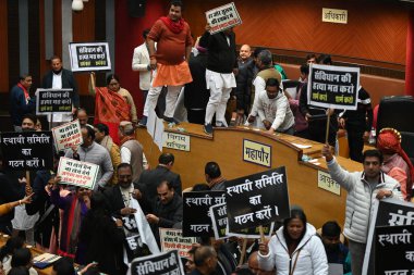 YENİ DELHI INDIA JANUARY 15 HAZİRAN BJP MCD Konsey Üyeleri Delhi AAP Hükümeti 'ni protesto ederken Sivil Merkez' deki özel MCD ev toplantısı sırasında MCD Meclisi 'nin özel bir oturumu kargaşaya tanık oldu.