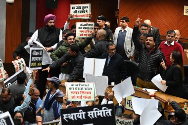 YENİ DELHI INDIA JANUARY 15 HAZİRAN BJP MCD Konsey Üyeleri Delhi AAP Hükümeti 'ni protesto ederken Sivil Merkez' deki özel MCD ev toplantısı sırasında MCD Meclisi 'nin özel bir oturumu kargaşaya tanık oldu.