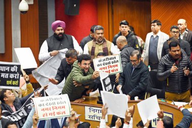 NEW DELHI INDIA 15 HAZİRAN 2024 Muhalefet Konsey Üyeleri, kurulana kadar Meclis 'e daimi komitenin yetkisini yelek giydirme ve yerel mağaza mühürleme ile ilgili meseleleri tartışmak ve karar vermek için özel toplantı üzerine sloganlar atıyorlar.