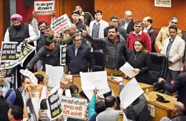 NEW DELHI INDIA JANUARY 15 2024 Opposition councilors shout slogans over special meeting on discussion on to vest the power of standing committee to the House till their formation and to discuss and decide issues relating to de sealing at local shopp clipart