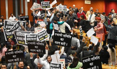 NEW DELHI INDIA 15 HAZİRAN 2024 Muhalefet Konsey Üyeleri, kurulana kadar Meclis 'e daimi komitenin yetkisini yelek giydirme ve yerel mağaza mühürleme ile ilgili meseleleri tartışmak ve karar vermek için özel toplantı üzerine sloganlar atıyorlar.