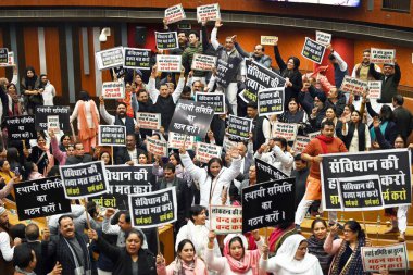 NEW DELHI INDIA 15 HAZİRAN 2024 Muhalefet Konsey Üyeleri, kurulana kadar Meclis 'e daimi komitenin yetkisini yelek giydirme ve yerel mağaza mühürleme ile ilgili meseleleri tartışmak ve karar vermek için özel toplantı üzerine sloganlar atıyorlar.