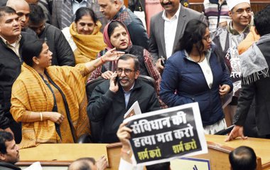 NEW DELHI INDIA 15 HAZİRAN 2024 Muhalefet Konsey Üyeleri, Meclis 'e daimi komitenin kurulana kadar yetkisinin tartışılması ve mühürlenmeleriyle ilgili karar verilmesi üzerine özel bir toplantı için sloganlar atıyorlar.