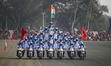 LUCKnow INDIA JANUARY 15 Ocak 2024 Signals Corps of Dare Indan Army 'nin motosiklet mangası 11 Gorkha Rifles Alay Merkezi GRRC Saha Fotoğrafı: Deepak G