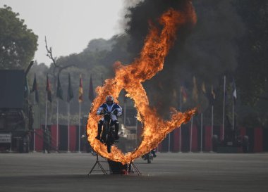 LUCKnow INDIA JANUARY 15 Ocak 2024 Signals Corps of Dare Indan Army 'nin motosiklet mangası 11 Gorkha Rifles Alay Merkezi GRRC Saha Fotoğrafı: Deepak G
