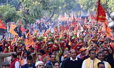 CHANDIGARH INDIA HAZİRAN 15 HAZİRAN 2024 Ayodhya Ram Mandir 'in Pran Prathistha töreninden önce Kalash Yatra' ya katılanların büyük sayısı