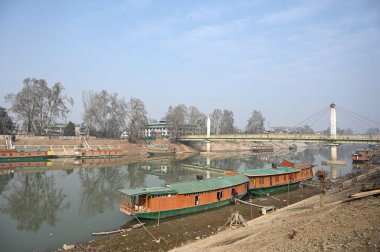 SRINAGAR INDIA JANUARY 15 Ocak 2024 tarihinde Jhelum nehrinin kıyısında Jhelum 'daki Srinagar Hindistan' da su seviyesi kuraklık devam ederken Waseem Andrabi Hindustan Times tarafından çekilmiştir. 