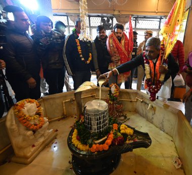 NEW DELHI INDIA 16 JANUARY Spor Gençlik İşleri Bakanı ve Enformasyon ve Yayın Bakanı Anurag Singh Thakur, Hanuman Mandir Kompleksi Connaught Place 'deki Swatchta Sewa Programına katıldıktan sonra dua ediyor. Fotoğraf: Sonu Mehta