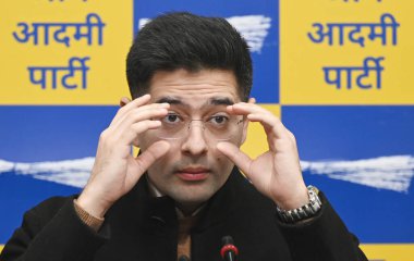 NEW DELHI INDIA JANUARY 16 AAP Rajya Sabha Milletvekili Raghav Chadha AAP Genel Merkezi 'nde düzenlediği basın toplantısında Aam Aadmi Partisi, Chandigarh belediye anketleri için bir ittifak kurduğunu açıkladı.