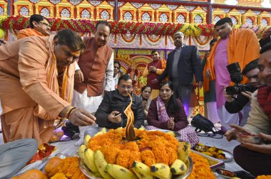 NEW DELHI INDIA JANUARY 16 Ocak 2024 Delhi CM Arvind Kejriwal ve eşi Sunita Kejriwal Prachin Balaji Mandir Rohini Sektörü 11 Fotoğraf: Sanjeev Verma Hindustan Times 