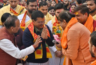 NEW DELHI INDIA JANUARY 16 Ocak 2024 Delhi CM Arvind Kejriwal ve eşi Sunita Kejriwal Prachin Balaji Mandir Rohini Sektörü 11 Fotoğraf: Sanjeev Verma Hindustan Times 