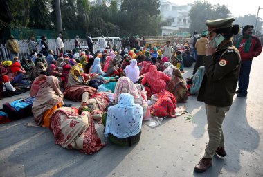NOIDA INDIA 16 Ocak 2024 Sektör 27 DM ikametgahında protestocular Büyük Noida 'daki 24 köyün çiftçilerine yönelik tazminat ve iş talepleri yine Ulusal Termal Enerji Kurumu NTPC' ye karşı protesto ediyor.