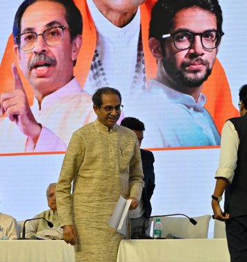 MUMBAI INDIA JANUARY 16 Ocak 2024 Uddhav Thackeray Janta Nyayala sırasında konuşmacı Rahul Narvekar tarafından verilen kararı tartışıyor