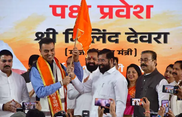 MUMBAI INDIA JANUARY 14 Ocak 2024 Maharashtra Başkanı Eknath Shinde, Shiv Sena Shinde grubuna katılan eski Kongre Başkanı Milind Deora 'yı selamlıyor. Fotoğraf: Bhushan Koyande Hindustan Times 