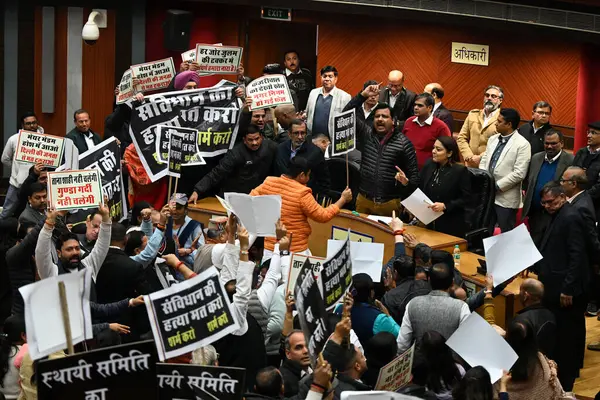 stock image NEW DELHI INDIA JANUARY 15 2024 BJP MCD Councillors protesting against the Delhi AAP Government during the special MCD house meeting at Civic Centre A special session of the MCD House witnessed chaos as opposition councilors raised slogans tore paper