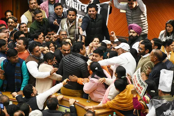 NEW DELHI INDIA 15 HAZİRAN 2024 Muhalefet Konsey Üyeleri, kurulana kadar Meclis 'e daimi komitenin yetkisini yelek giydirme ve yerel mağaza mühürleme ile ilgili meseleleri tartışmak ve karar vermek için özel toplantı üzerine sloganlar atıyorlar.