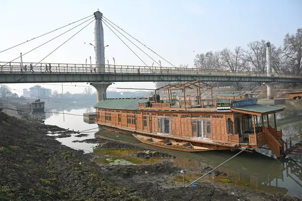 stock image SRINAGAR INDIA JANUARY 15 2024 A Houseboat is seen on the banks of Jhelum river on January 15 2024 in Srinagar India Water level in Jhelum hits lowest as dry spell continues Photo By Waseem Andrabi Hindustan Times 