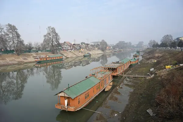 stock image SRINAGAR INDIA JANUARY 15 2024 Houseboats are seen on the banks of Jhelum river on January 15 2024 in Srinagar India Water level in Jhelum hits lowest as dry spell continues Photo By Waseem Andrabi Hindustan Times 