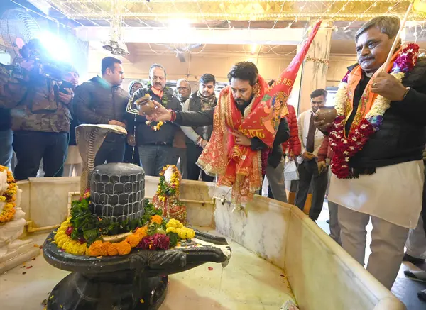 stock image NEW DELHI INDIA JANUARY 16 2024 Minister of Sports Youth Affairs and Minister of Information and Broadcasting Anurag Singh Thakur along with NDMC Vice Chairman Satish Upadhyay offers prayers after Participating Swatchta Sewa Programme in Hanuman Mand