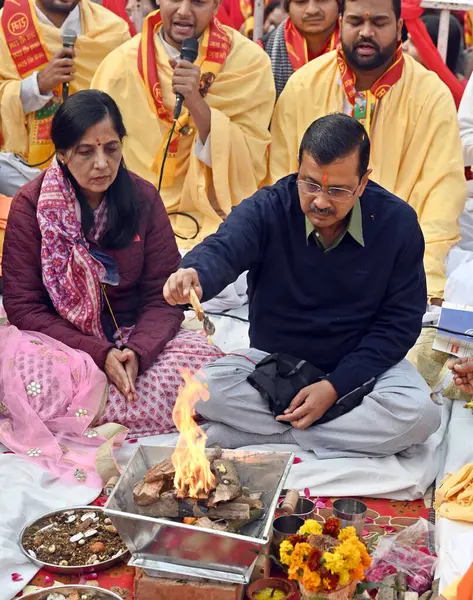 stock image NEW DELHI INDIA JANUARY 16 2024 Delhi CM Arvind Kejriwal with wife Sunita Kejriwal perform Havan during Sunderkand path at Prachin Balaji Mandir Rohini Sector 11 Photo by Sanjeev Verma Hindustan Times 