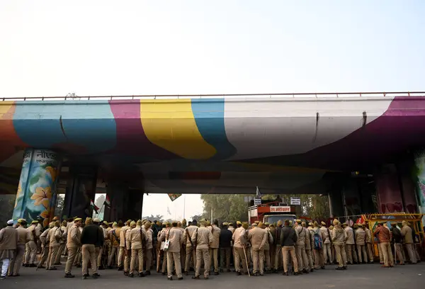 stock image NOIDA INDIA JANUARY 16 2024 Police personnel during the Bhartiya kisan Union Manch BKUM farmers protest against the Noida Authority near Chilla border at Sector 14 Photo by Sunil Ghosh Hindustan Times 