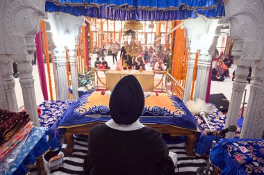 Guru Gobind Singh Prakash Parv 'ın Yeni Koloni' deki son Sih Guru 'nun kutlamaları sırasında Gurdwara Sahib' de namaz kılan 17 Ocak 2024 'te Parveen Kumar Hindustna Times' ın Chowki Fotoğrafı yakınlarındaki Polis Kolonisinde 