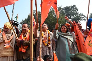 NEW DELHI INDIA JANUARY 17 Ocak 2024 Delhi BJP Başkanı Virendra Sachdeva ve Birlik Bakanı Meenakshi Lekhi Chandhi chowk MP harshvardhan ve Shri Ram bisiklet rallisi Mandir Pujari Utsav Pt Pant Marg Fotoğraf: Sonu Mehta Hindust