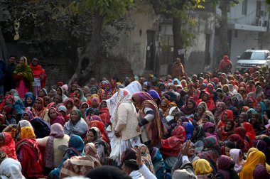NOIDA İNDİYA 18 HAZİRAN 2024 Bharatiya Kisan Parishad BKP çiftçileri Noida otoritesinin kapılarından birini kilitledi daha yüksek arazi tazminatı ve rehabilitasyon tesisleri Fotoğraf: Sunil Ghosh Hindustan Times 