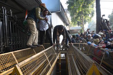 NOIDA İNDİYA 18 HAZİRAN 2024 Bharatiya Kisan Parishad BKP çiftçileri Noida otoritesinin kapılarından birini kilitledi daha yüksek arazi tazminatı ve rehabilitasyon tesisleri Fotoğraf: Sunil Ghosh Hindustan Times 