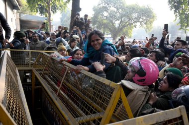 NOIDA İNDİYA 18 HAZİRAN 2024 Bharatiya Kisan Parishad BKP çiftçileri Noida otoritesinin kapılarından birini kilitledi daha yüksek arazi tazminatı ve rehabilitasyon tesisleri Fotoğraf: Sunil Ghosh Hindustan Times 
