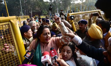 CHANDIGARH INDIA JANUARY 18 HAZİRAN 2024 AAP ve Meclis Üyeleri belediye başkanlığı seçim konusunda MC Ofisi önünde protesto gösterileri Bugün tüm gözler Chandigarh belediye anketleri oldu Kongre ve Aam Aadmi Partisi bir araya gelecek test