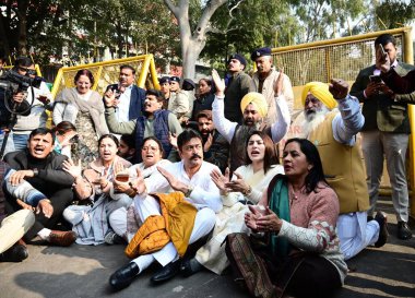 CHANDIGARH INDIA JANUARY 18 2024 AAP and Congress Councilors protesting outside the MC Office on Mayoral election issue All eyes were on the Chandigarh mayoral polls today as this would test the coming together of the Congress and the Aam Aadmi Party clipart