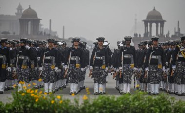 YENİ DELHI INDIA HAZİRAN 20 2024 Hint Donanması soğuk ve sisli bir sabahta Vijay Chowk yakınlarındaki Kartavya Yolu 'nda yapılacak tören için hazırlık yapıyor. 