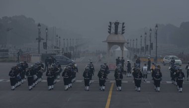 NEW DELHI INDIA HAZİRAN 20 2024 Hint Donanma Grubu, Vijay Chowk Fotoğrafı yakınlarındaki Kartavya Yolu 'nda yapılacak Cumhuriyet Günü Geçidi için soğuk ve sisli bir sabahta pratik yapıyor. 