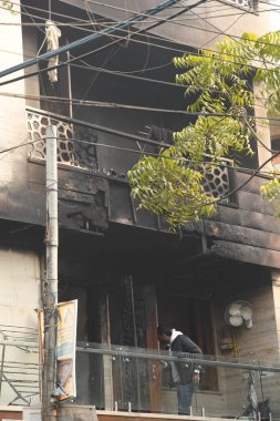 NEW DELHI INDIA 19 HAZİRAN 2024 Perşembe gecesi Pitampura bölgesinde bir yangının patlak verdiği çok katlı binanın görüntüsü altı kişi kömürleşmiş, biri de De 'deki çok katlı bir binada çıkan yangında yaralanmıştı.