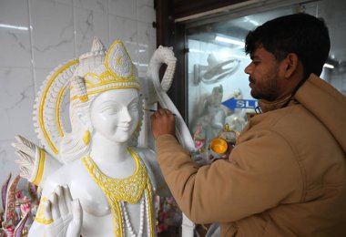 NEW DELHI INDIA 19 HAZİRAN 2024 İşçi Ressamı Lord Ram Sita ve Laxman Tanrıları 'nın bir heykelini Kutsamak Yolu' ndaki bir dükkanda satıştan Ram Darbar Murtis 'in kutsama töreni öncesinde Ayodhya Tapınağı' ndaki Shri Ram Lalla İdol 'un kutsama törenine gitti. 