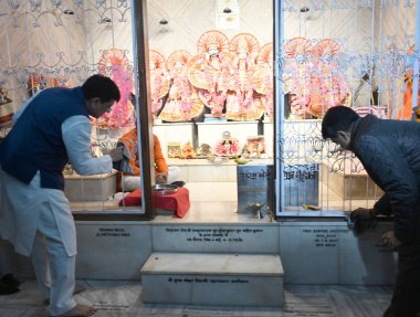 NEW DELHI INDIA JANUARY 19 HAZİRAN 1924 Birlik Bakanı Piyush Goyal, Shri Ram Janmabhoomi Tapınağı kutlama töreni öncesinde Khan Market 'teki Gopal Mandir' de bir temizlik gezisine katıldı. Fotoğraf: Sonu Mehta Hindustan Times 