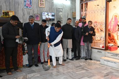 NEW DELHI INDIA JANUARY 19 JANUARY 1924 Birlik Bakanı Piyush Goyal ve Kuljeet Singh Chahal üyesi NDMC, Shri Ram Janmabhoomi Tapınağı kutlama seremonisi öncesinde Khan Market 'teki Gopal Mandir' de bir temizlik gezisine katıldı.